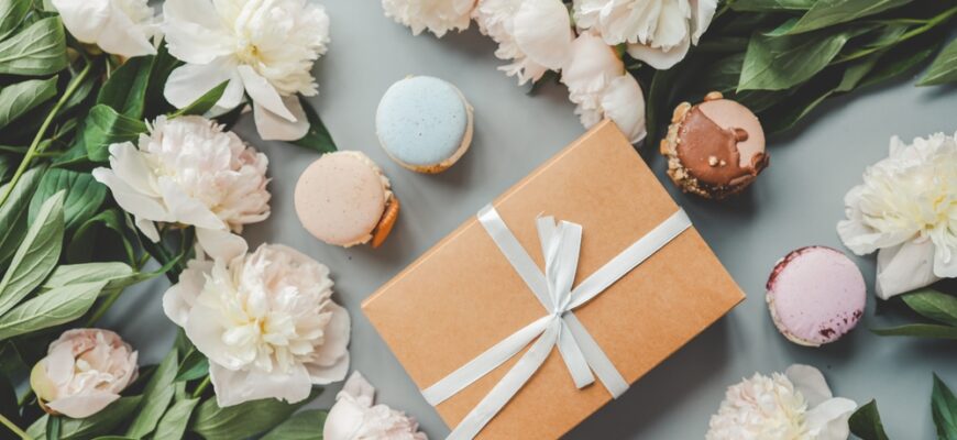 Gift,Box,With,Bow,,White,Peonies,And,Sweet,Macaroons,,Holiday