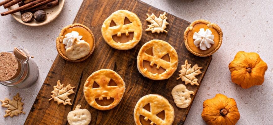 Halloween,Pumpkin,Pies,With,Carved,Pumpkin,Or,Jack-o-lantern,Face,On
