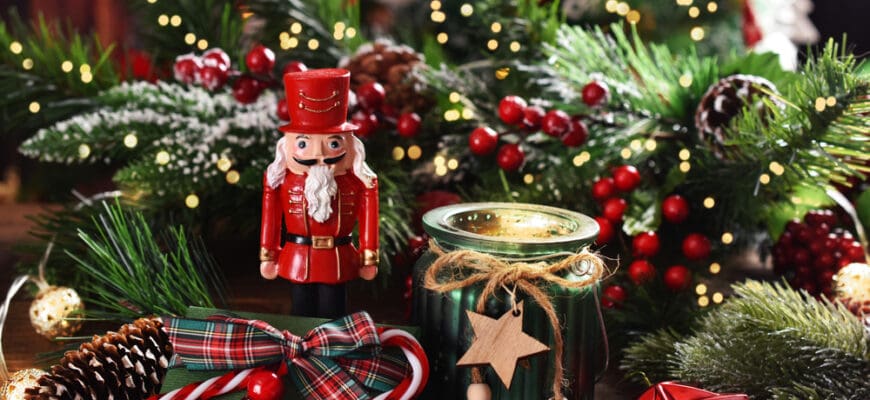 Christmas,Decoration,With,A,Candle,In,Green,Glass,Jar,And